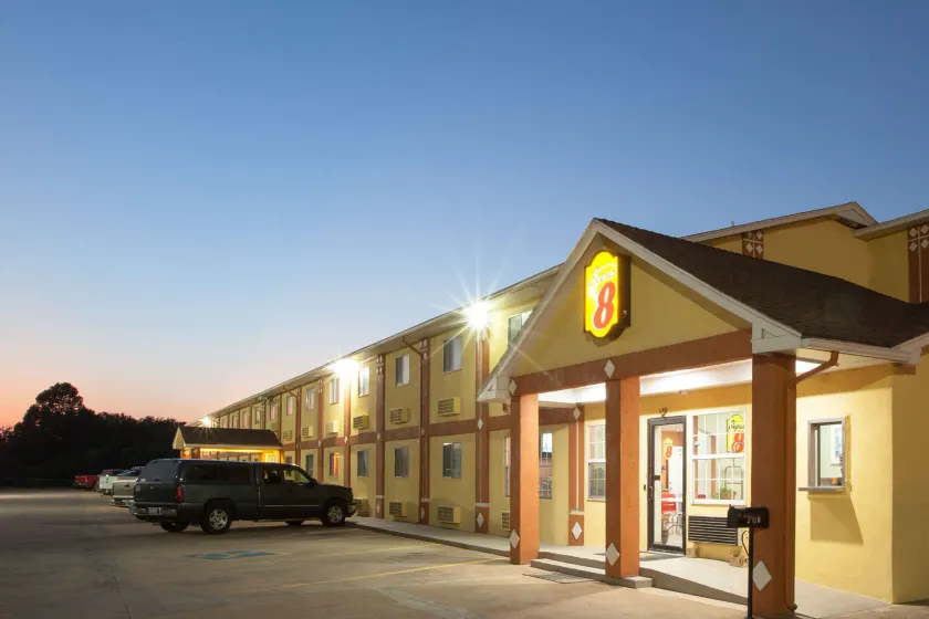 Super 8 by Wyndham Chickasha - Image 1