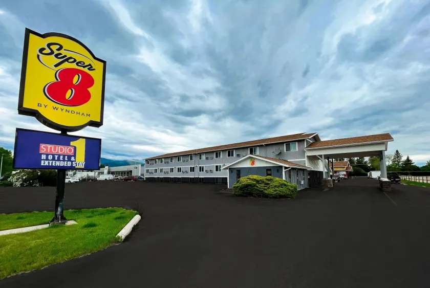 Super 8 by Wyndham Missoula/Brooks Street - Image 1