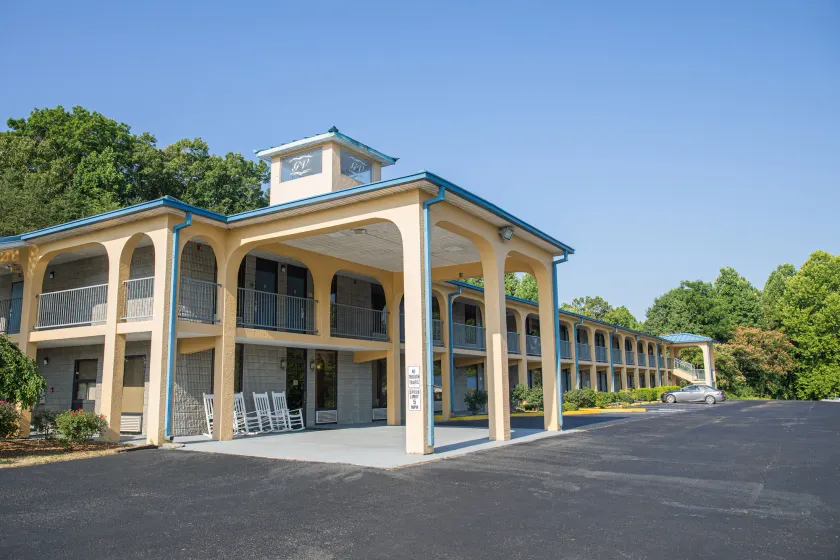 Grand Vista Hotel - Image 1