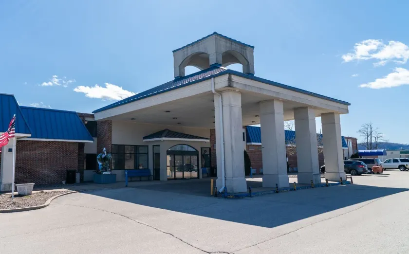  Coratel Inn and Suites By Jasper La Crosse - Image 1