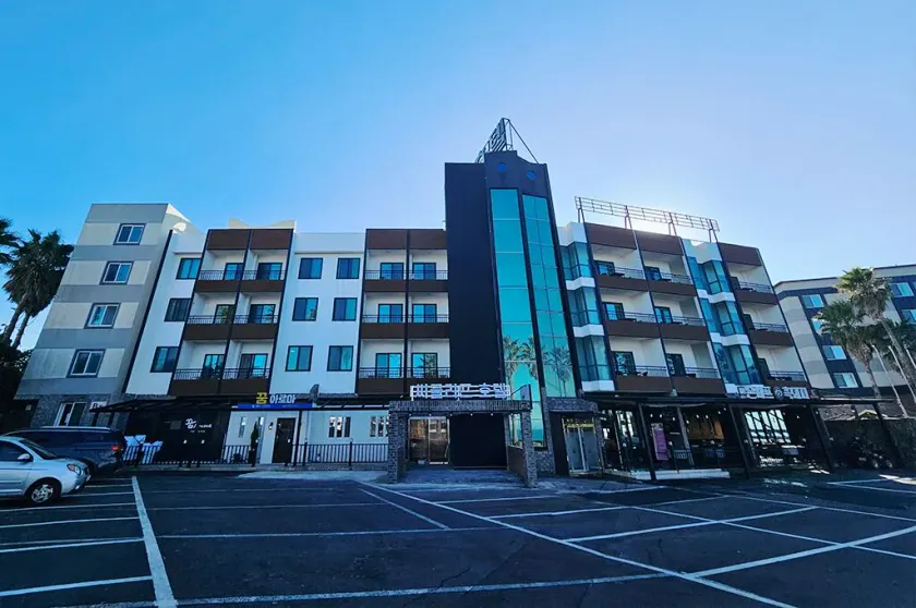 Sea Cliff Hotel Jeju - Image 1