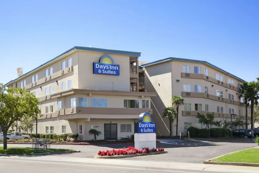 Days Inn & Suites by Wyndham Rancho Cordova - Image 1