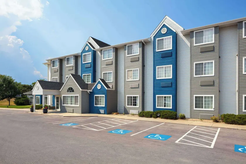 Microtel Inn & Suites by Wyndham Rapid City - Image 1
