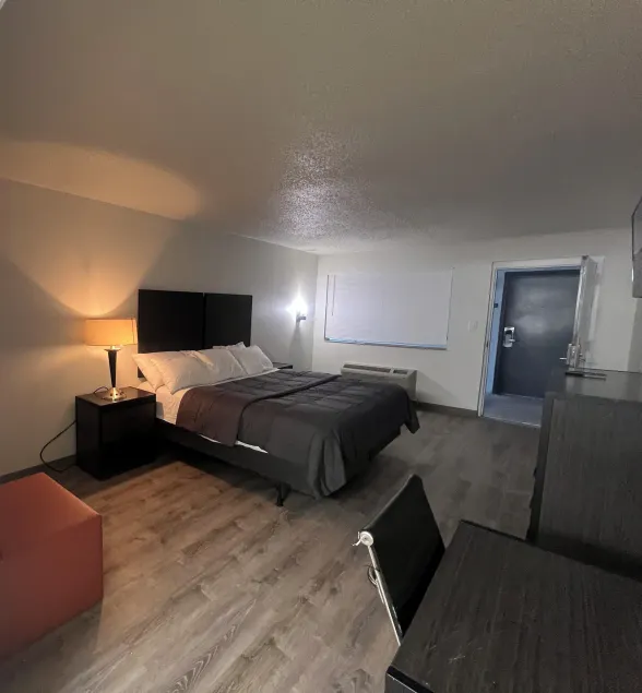 Skylite Inn - Image 1