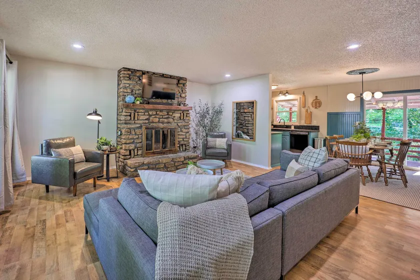 Dog-friendly Bella Vista Home w/ Grill + Deck - Image 1