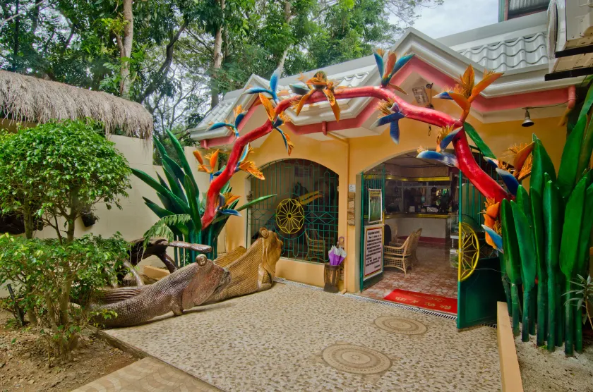 Deep Forest Garden Hotel - Interior entrance