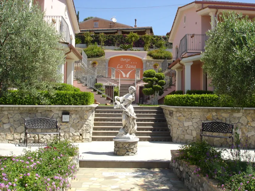 Hotel Ristorante Borgo La Tana - Image 1