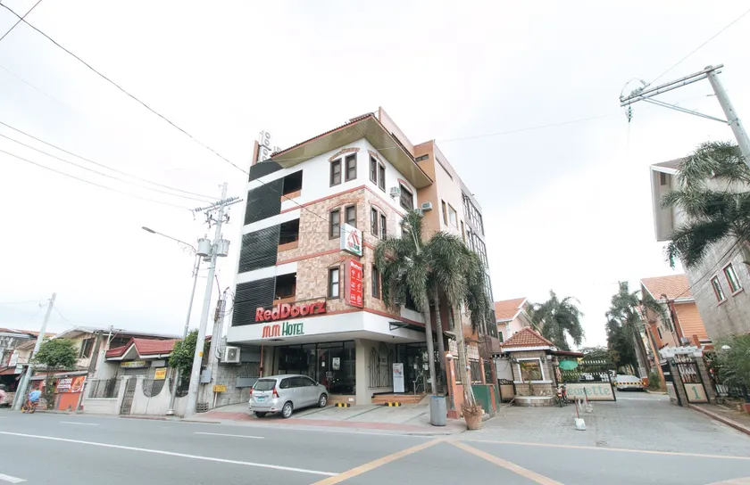 RedDoorz Plus at MM Hotel Las Pinas former RedDoorz Plus Near Bamboo Organ - Image 1