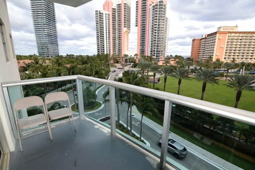 Spectacular 2 Bed 2 Baths Right Across The Beach - Image 1