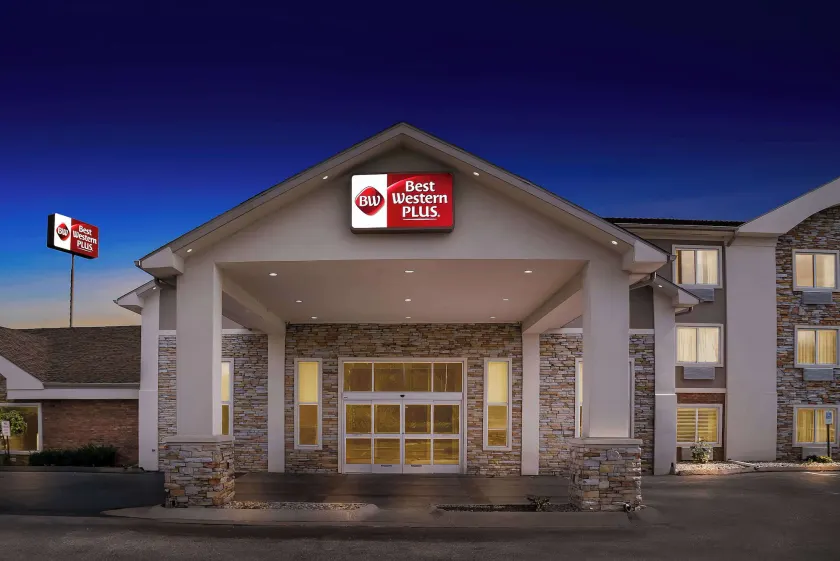Best Western Plus Flint Airport Inn & Suites - Image 1