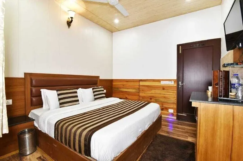 Hotel Divyansh By VRB Hotels - Room