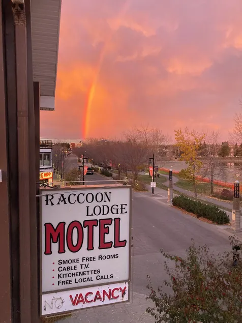 Raccoon Lodge Motel - Image 1