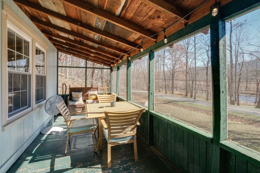 Cozy Eagle Rock Cottage on the Creek w/ Loft! - Image 1