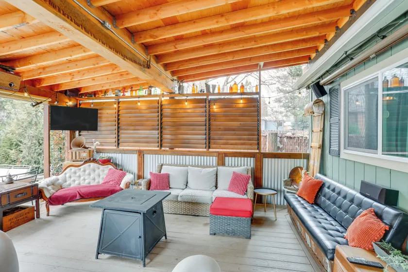 < 10 Mi to Trinity River: Family Home w/ Hot Tub! - Living area