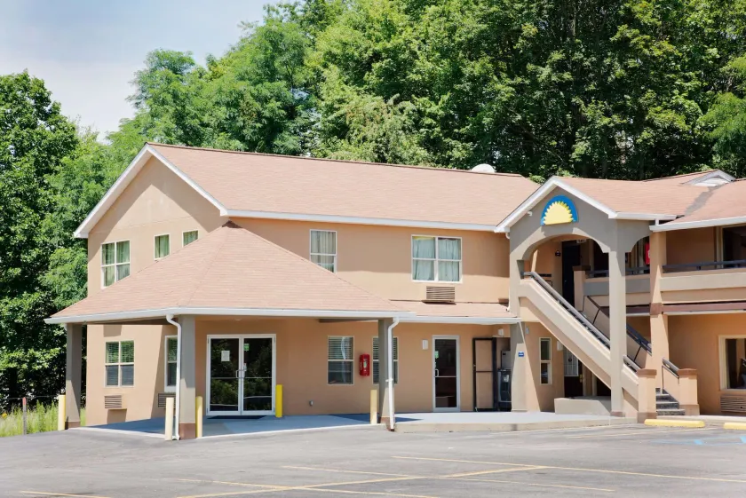 Days Inn by Wyndham Fairmont - Image 1