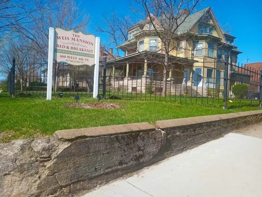 The Weis Mansion Bed and Breakfast - Image 1