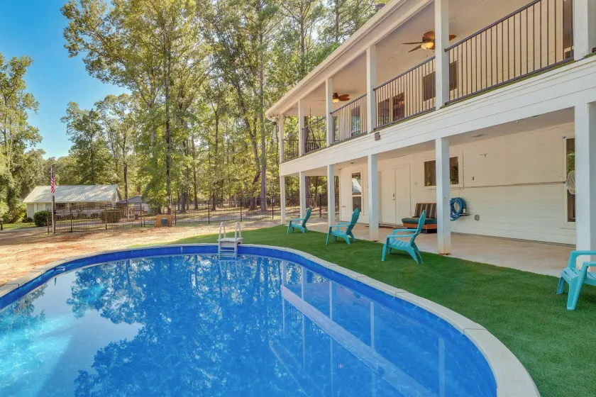 Hemphill Vacation Rental w/ Pool, Walk to Lake! - Image 1