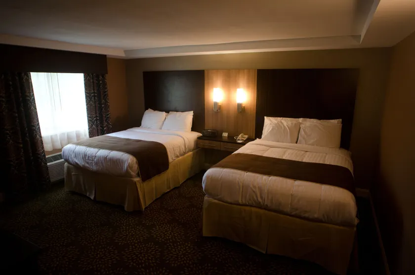 Aashram Hotel by Niagara River - Image 1