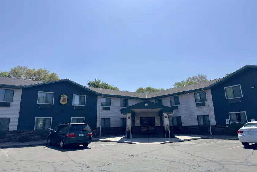 Super 8 by Wyndham Shakopee - Image 1