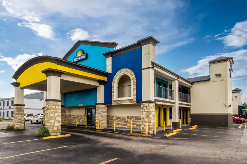 Days Inn by Wyndham Houston East - Image 1
