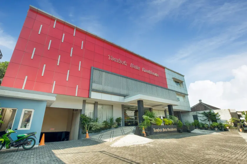 OYO Flagship Tembok Batu Residence - Image 1