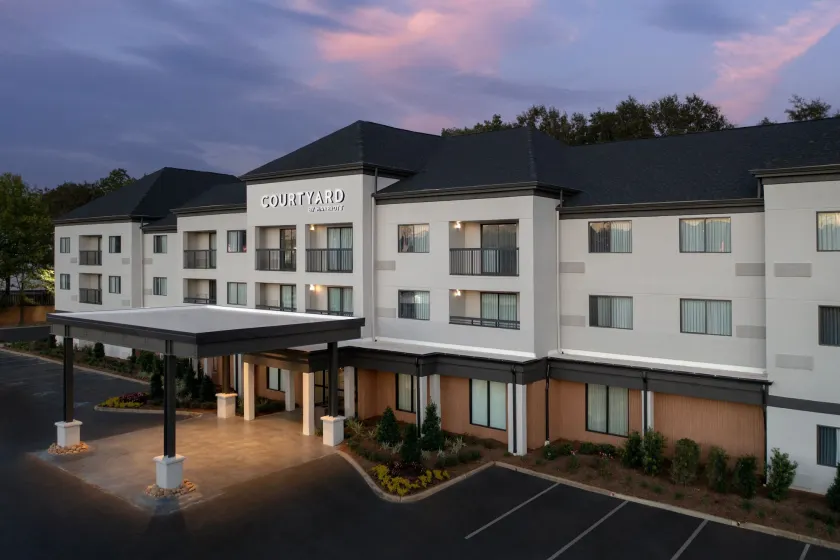 Courtyard by Marriott Dothan - Image 1