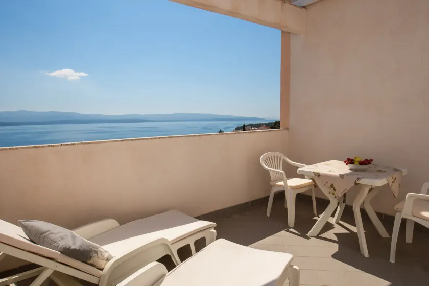 Rose Garden Apartments - Image 1