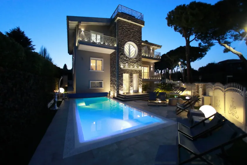 BELLAVISTA EXCLUSIVE B&B in zona centrale con piscina riscaldata-Jacuzzi vista lago LA COLAZIONE viene servita in una pasticceria esclusiva in centro-vicina alla struttura-animali di piccola taglia ammessi su richiesta - Image 1