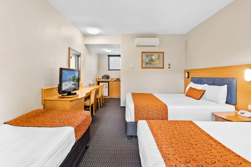 Park Motor Inn - Image 1