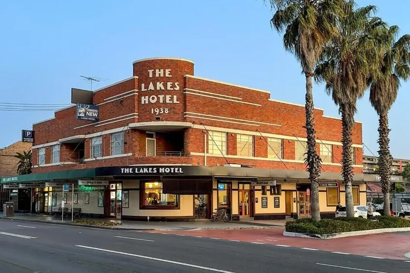 The Lakes Hotel, Rosebery - Image 1