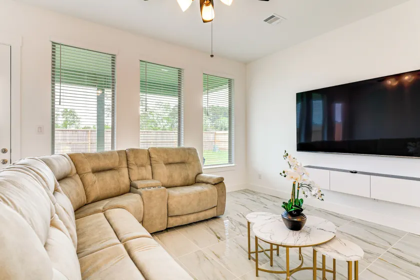 Modern Home, Close Proximity to Houston! - Image 1
