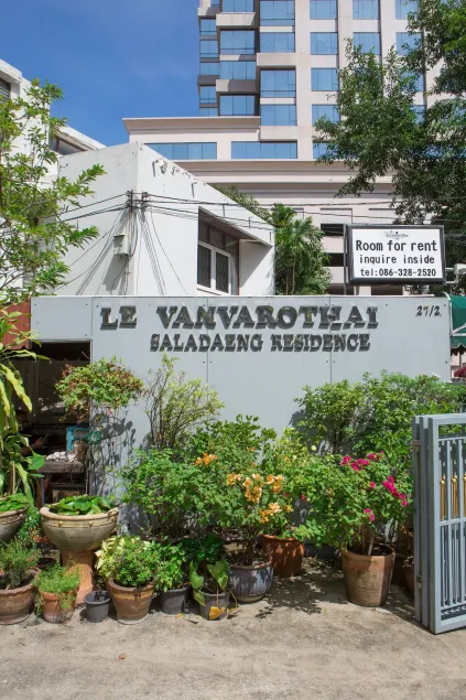 Le Vanvarothai Saladaeng Residence - Image 1