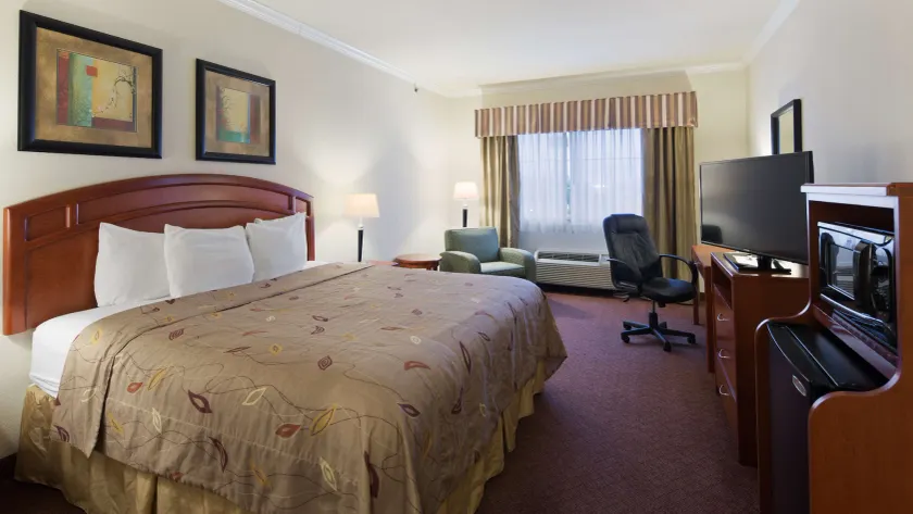 Best Western Cleveland Inn & Suites - Image 1