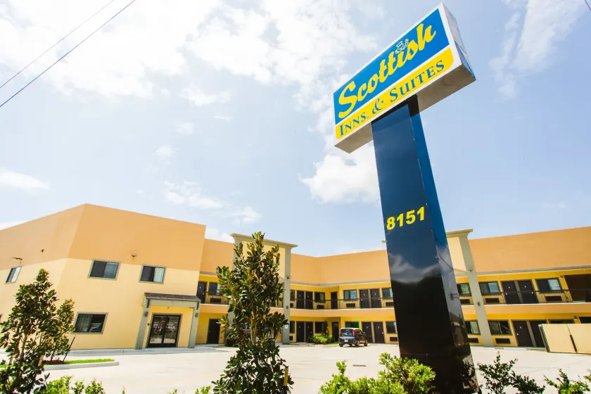 scottish inn & suites - Image 1