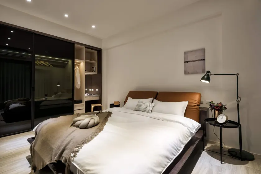 Single Eyelid Hostel - Image 1