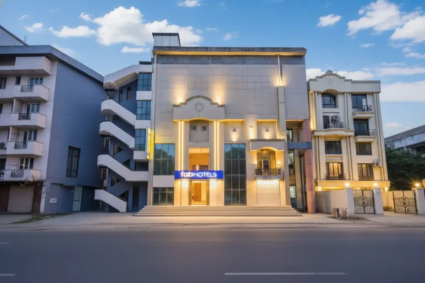 Fabhotel Crescent - Image 1
