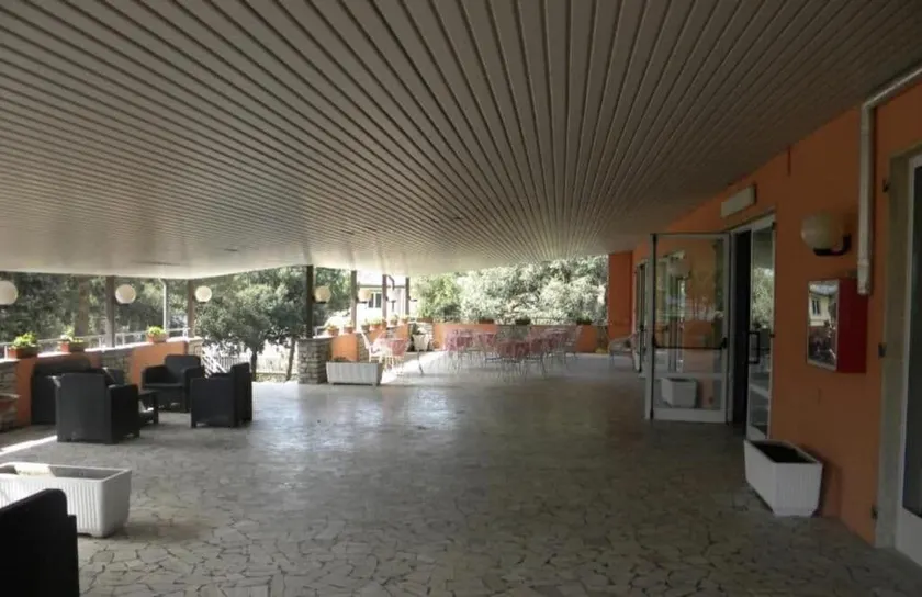 NEW PARK HOTEL - Image 1