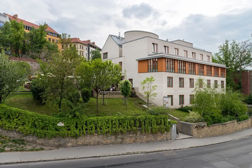 Hotel Castle Garden - Image 1