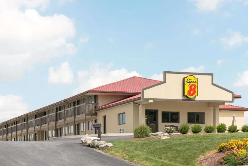 Super 8 by Wyndham Greencastle - Image 1