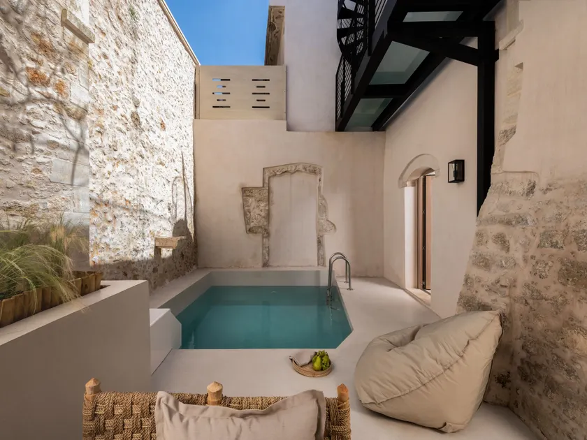 Sutor Chic Manor - Image 1