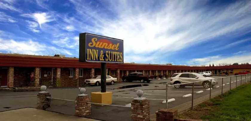 Sunset Inn and Suites West Sacramento - Image 1