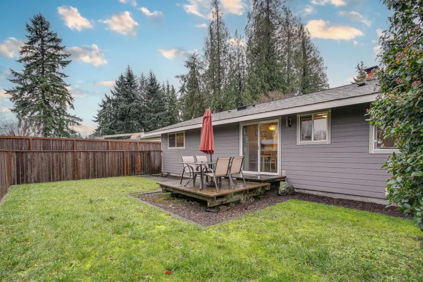 Modern Puyallup Townhome w/ Backyard & Fireplace - Image 1