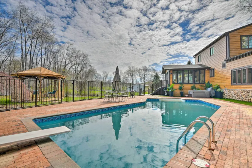 Lovely Highland Home w/ Pool & Hot Tub! - Image 1