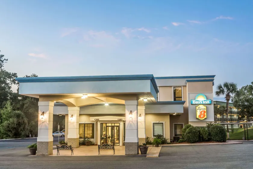 Super 8 by Wyndham Valdosta Mall - Image 1