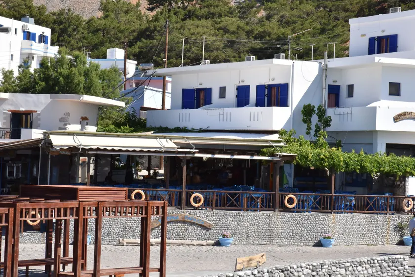 Paralia Hotel & Taverna - Image 1