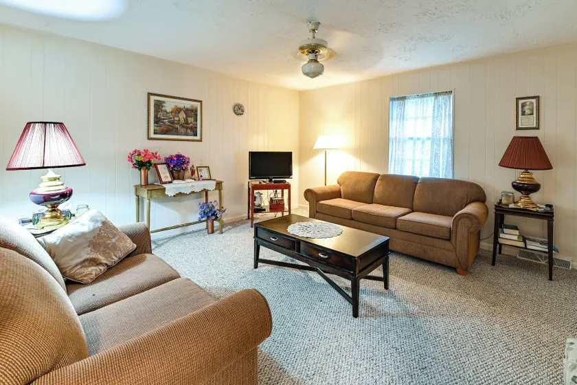 Bring Your Pets! Walkable Retreat in Manchester - Image 1
