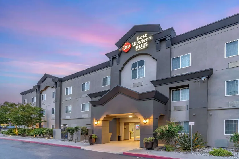 Best Western Plus Vineyard Inn - Image 1