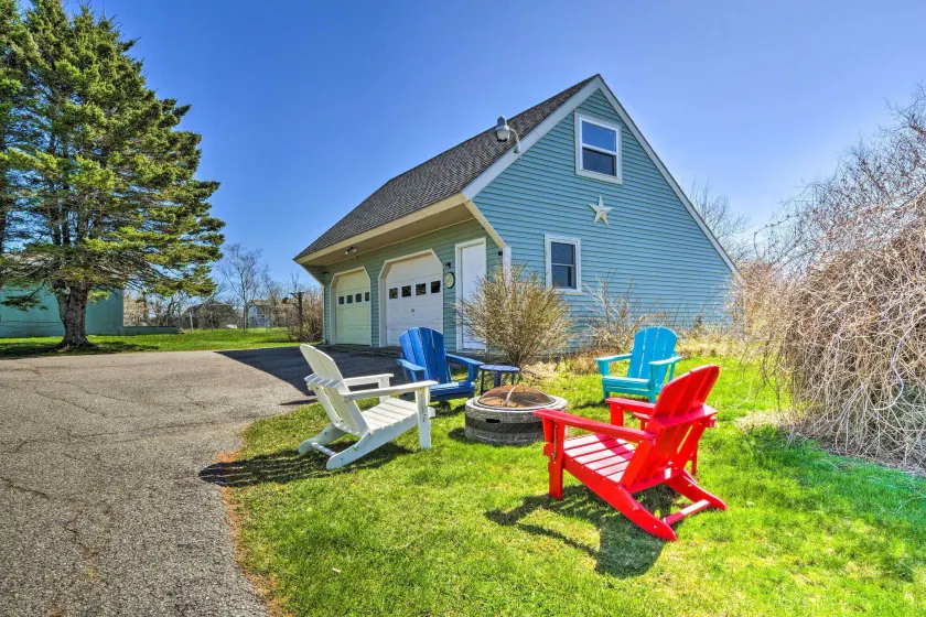 Nautical Lubec Cottage w/ Fire Pit & Grill! - Innvendig