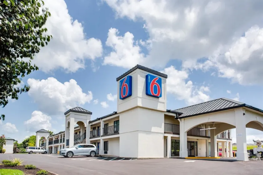 Motel 6-White House, TN - Image 1