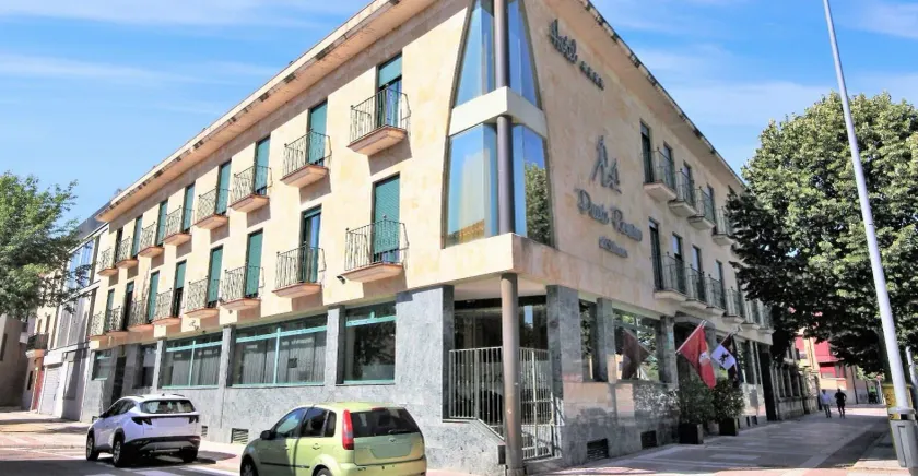 Hotel Ele Puente Romano de Salamanca - Image 1